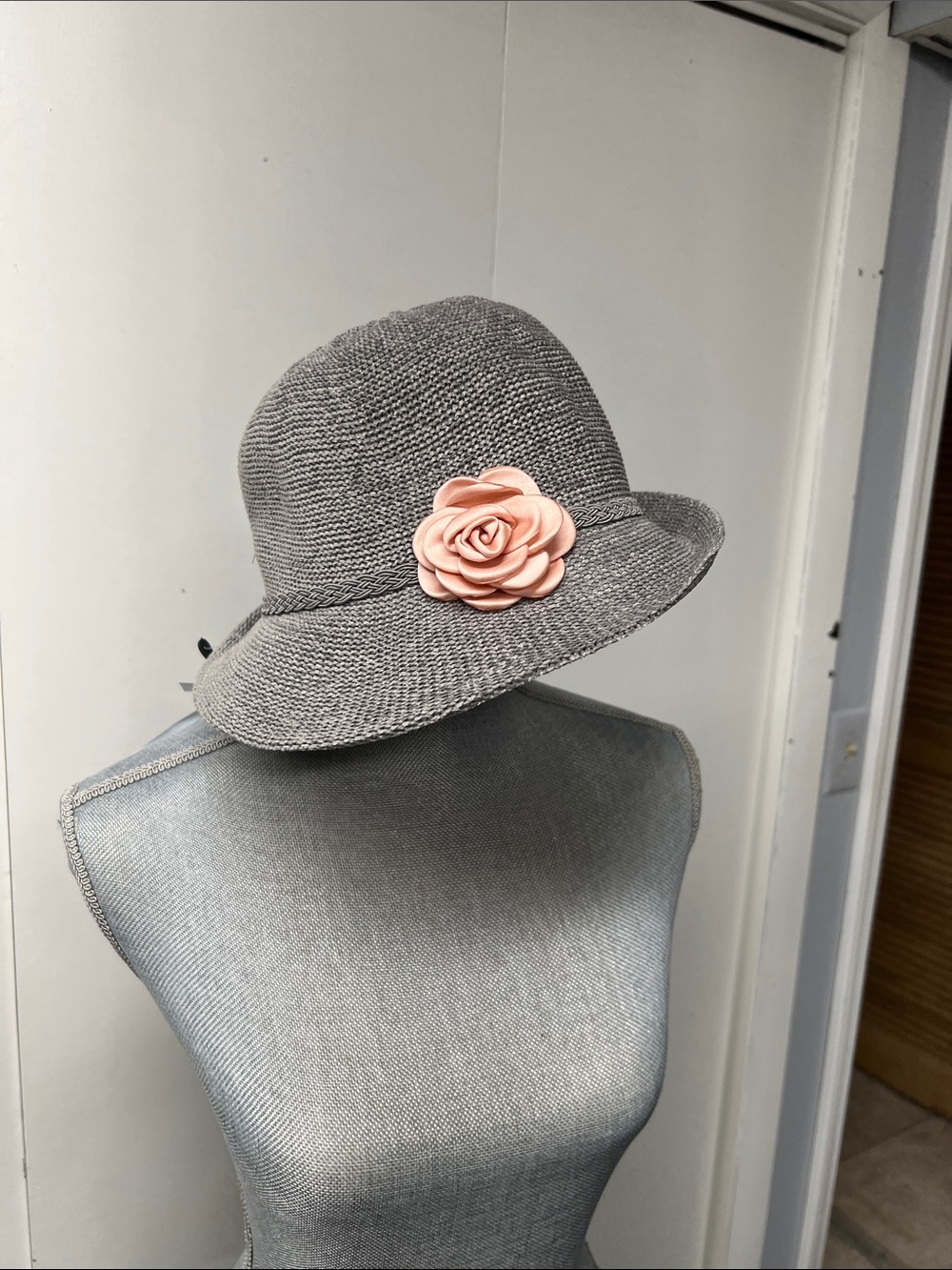 Stylish Gray Women's Hat with Pink Flower Accent